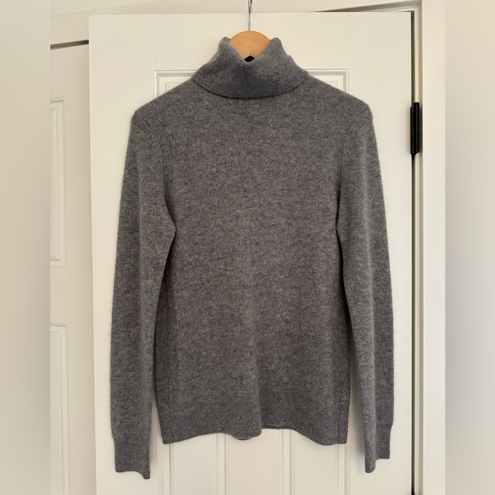 Like New! SAKS FIFTH AVENUE Cashmere Turtleneck Sweater Size Medium